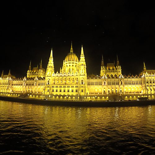 Vista nocturna del Parlamento de Hungría